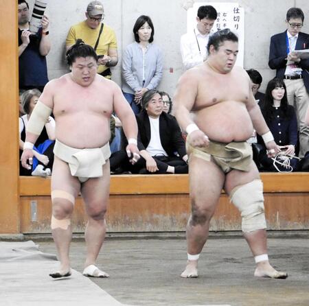 湘南乃海（右）と相撲を取った若隆景