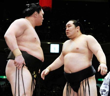 土俵上でにらみ合う白鵬（左）と朝青龍＝２００８年撮影