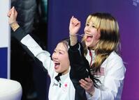 得点を確認し歓喜する中井亜美（左）とアリサ・リュウ＝２月１９日