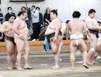 時津風一門の連合稽古に姿を見せた霧島（左から２人目）