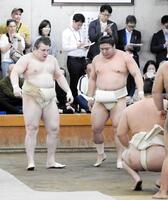 若元春（右）に寄り切られた安青錦