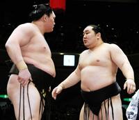 土俵上でにらみ合う白鵬（左）と朝青龍＝２００８年撮影