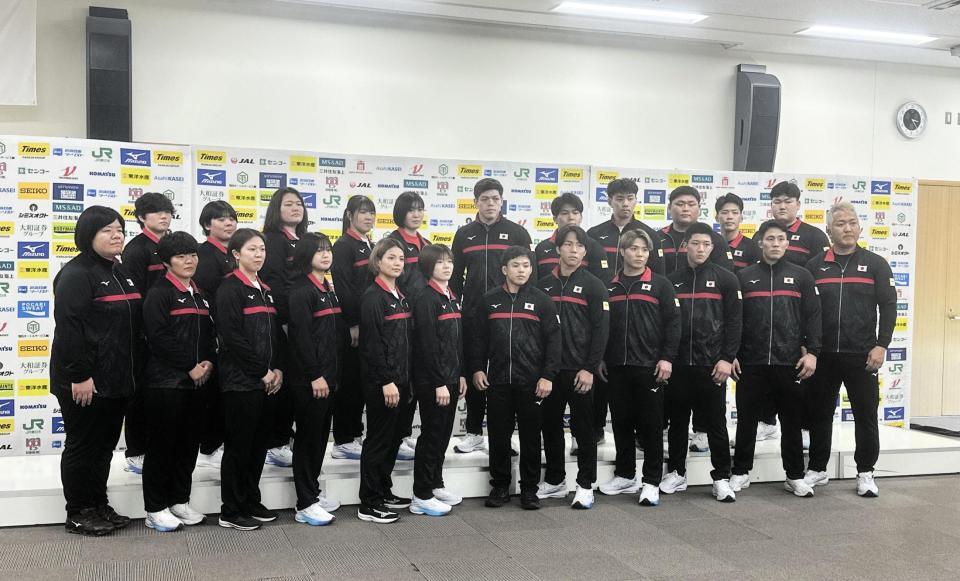 会見に出席した阿部一二三（前列右から４人目）ら世界選手権代表選手