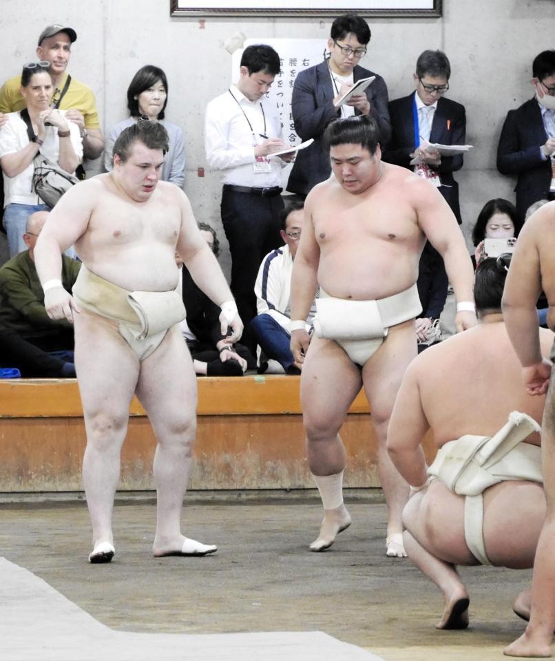 若元春（右）に寄り切られた安青錦