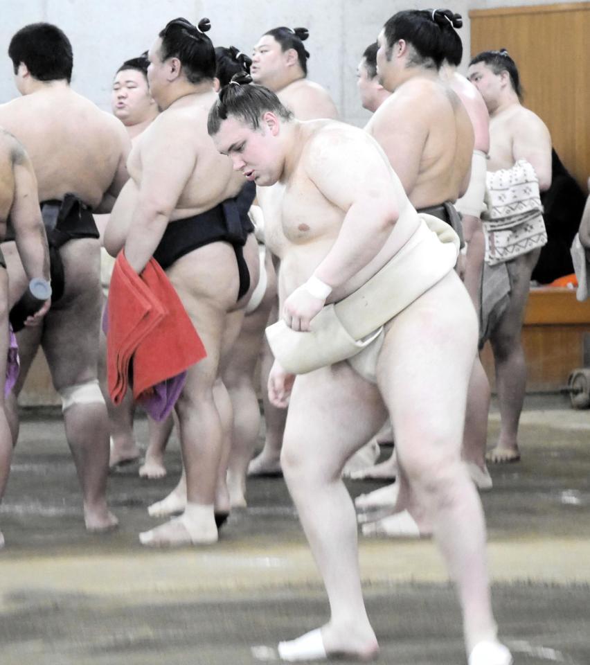 相撲を取る前に汗を流す安青錦