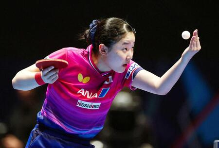 　女子決勝トーナメント１回戦のクロアチア戦でサーブを放つ張本美和（ロイター＝共同）