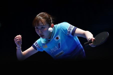 　世界卓球団体戦２回戦、ルクセンブルクの６２歳、シャリャン・ニと対戦する早田ひな＝６日、ロンドン（ロイター＝共同）
