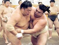 　時津風一門の連合稽古に参加した霧島（右）