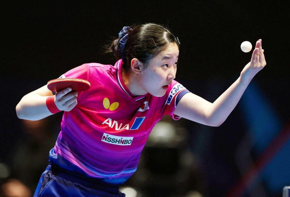 　女子決勝トーナメント１回戦のクロアチア戦でサーブを放つ張本美和（ロイター＝共同）