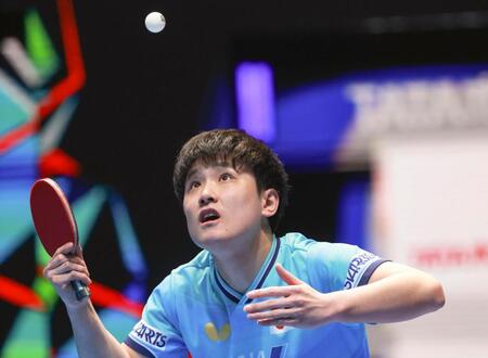 男子準々決勝のドイツ戦でプレーする張本智和＝ロンドン（共同）