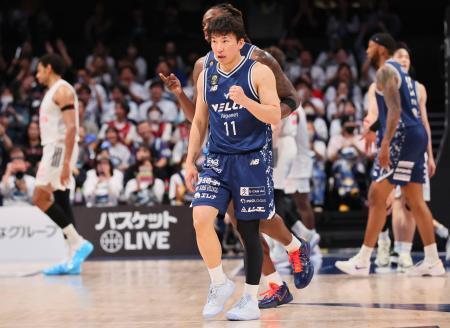 　Ａ東京戦で活躍し、拳を握る長崎の熊谷（１１）＝ハピネスアリーナ（（Ｃ）Ｂ．ＬＥＡＧＵＥ）