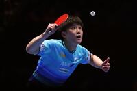 男子準々決勝のドイツ戦でプレーする張本智和＝ロンドン（ロイター＝共同）