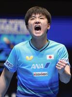 男子準々決勝のドイツ戦でガッツポーズする張本智和＝ロンドン（共同）
