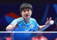 男子準々決勝のドイツ戦でプレーする張本智和＝ロンドン（共同）
