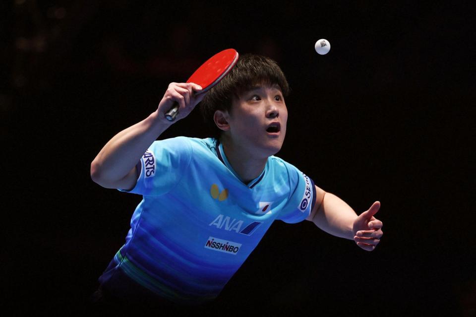 男子準々決勝のドイツ戦でプレーする張本智和＝ロンドン（ロイター＝共同）