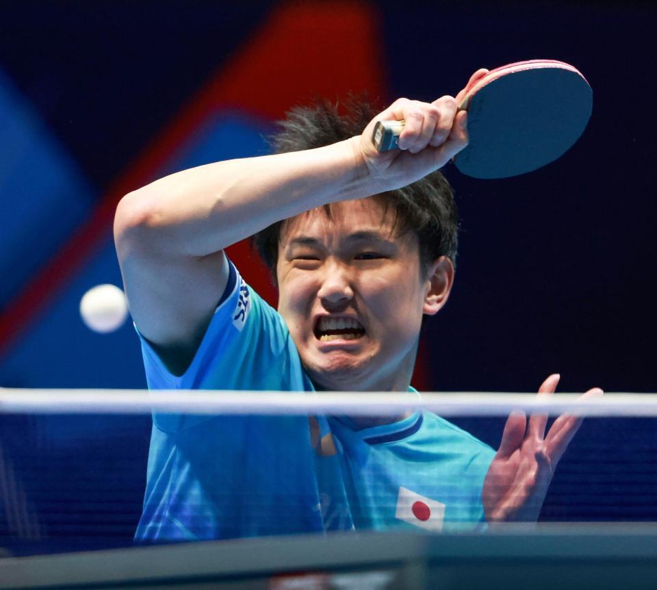 男子準々決勝のドイツ戦でプレーする張本智和＝ロンドン（共同）