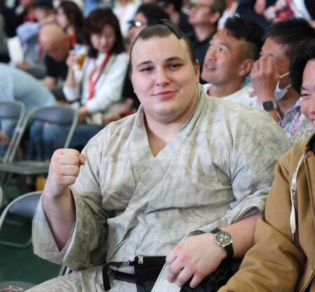 　観戦に訪れた安青錦