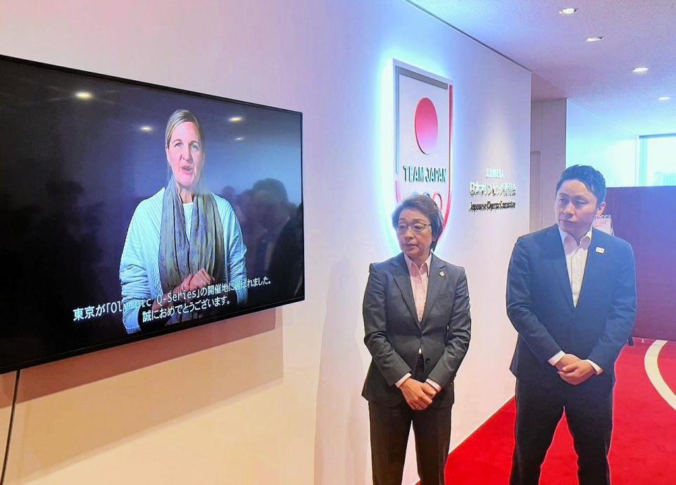 コベントリーＩＯＣ会長のビデオメッセージを見つめる太田雄貴専務理事（右）と橋本聖子会長
