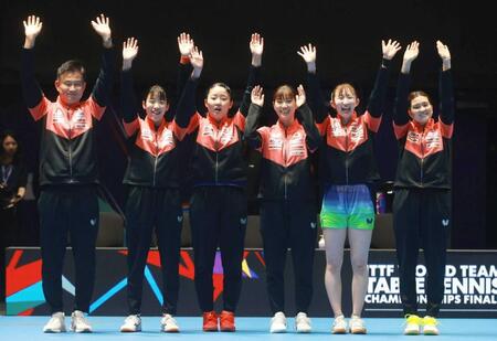 　女子準々決勝でウクライナに勝利し喜ぶ日本チーム（共同）