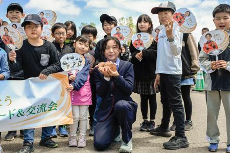 　パレードの途中で記念撮影に応じるスピードスケート女子の高木美帆さん（中央手前）＝９日午前、北海道幕別町