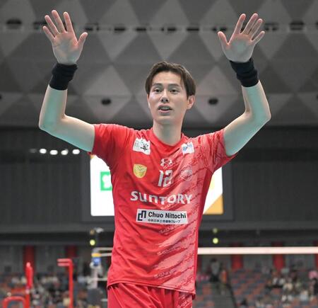 ＷＤ名古屋に勝利し、ファンの声援に応えるサントリー・高橋藍（撮影・高部洋祐）