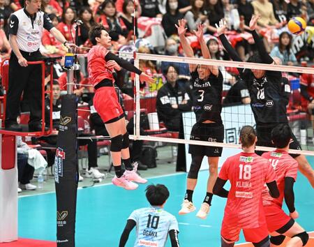 第１セット、スパイクを決めるサントリー・高橋藍（撮影・高部洋祐）