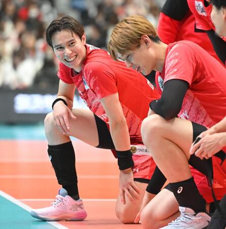 試合後の記念撮影に臨むサントリー・高橋藍（左）＝撮影・高部洋祐