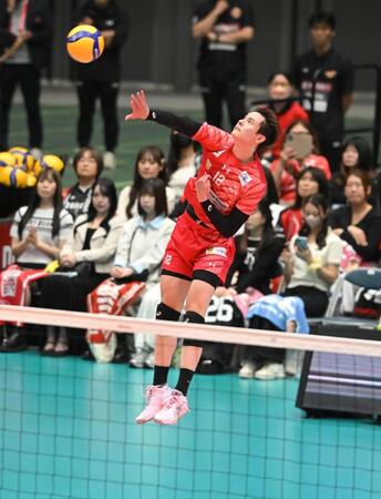 第２セット、サーブを放つサントリー・高橋藍（撮影・高部洋祐）