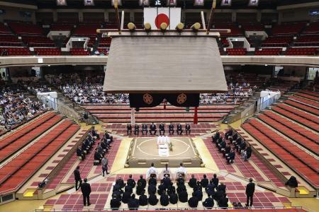 　大相撲夏場所の安全を祈願して営まれた土俵祭り＝９日、東京・両国国技館