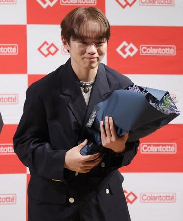 誕生日を祝福され、笑顔を見せる鍵山優真（撮影・西岡正）