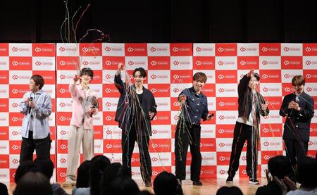 誕生日を祝福される友野一希（左）と鍵山優真（右）＝撮影・西岡正