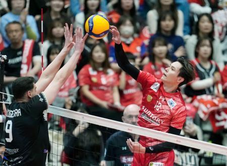 　サントリー-名古屋　第２セット、スパイクを放つサントリー・高橋藍＝Ａｓｕｅアリーナ大阪