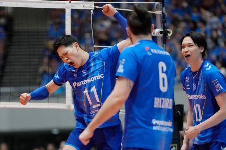 　大阪Ｂ-Ｊ愛知　第３セット、ポイントを奪い喜ぶ大阪Ｂ・西田（左）ら＝Ａｓｕｅアリーナ大阪