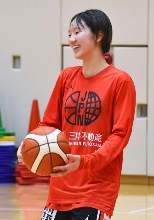 　バスケットボール女子日本代表の強化合宿で笑みを浮かべる田中＝味の素ナショナルトレーニングセンター