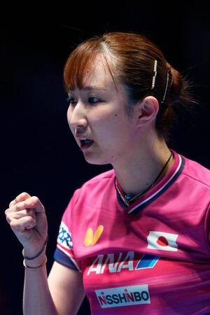 女子準決勝のドイツ戦でガッツポーズする早田ひな＝ロンドン（ＡＰ＝共同）