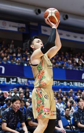 　三河戦でシュートを放つ琉球の佐土原＝ウィングアリーナ刈谷（（Ｃ）Ｂ．ＬＥＡＧＵＥ）