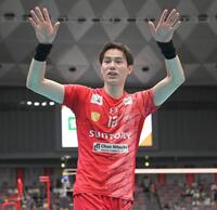 ＷＤ名古屋に勝利し、ファンの声援に応えるサントリー・高橋藍（撮影・高部洋祐）