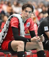 試合後、ベンチに座るサントリー・高橋藍（撮影・高部洋祐）