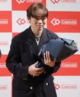 誕生日を祝福され、笑顔を見せる鍵山優真（撮影・西岡正）
