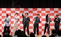 誕生日を祝福される友野一希（左）と鍵山優真（右）＝撮影・西岡正