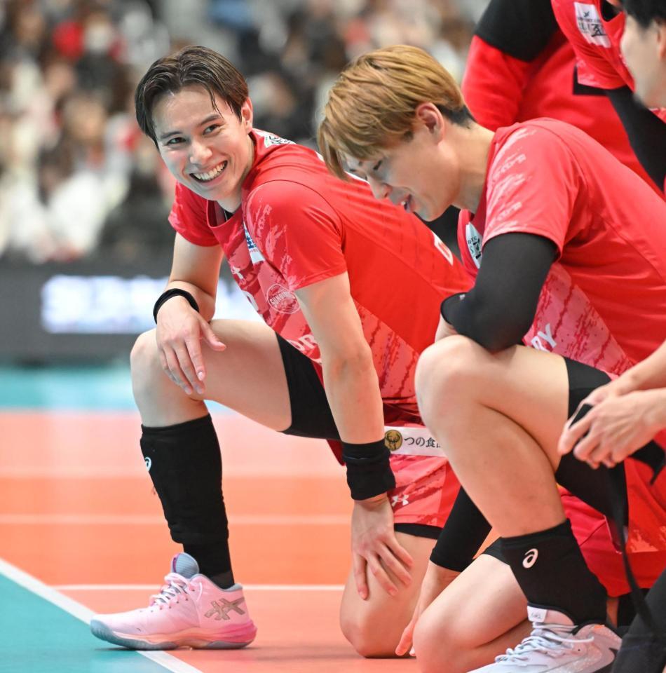 試合後の記念撮影に臨むサントリー・高橋藍（左）＝撮影・高部洋祐
