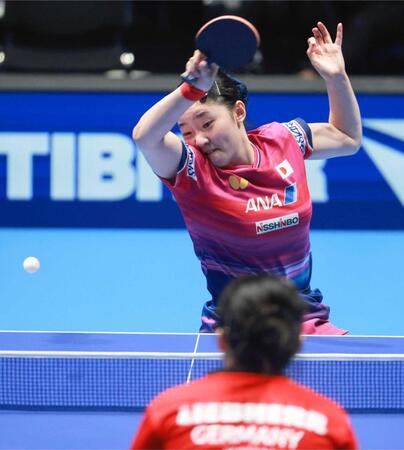 　女子準決勝のドイツ戦でプレーする張本美和