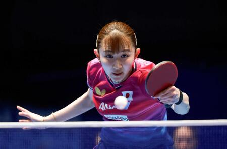 　女子準決勝のドイツ戦でプレーする早田ひな
