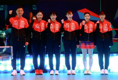 　女子準決勝でドイツに勝利し、ガッツポーズする日本チーム