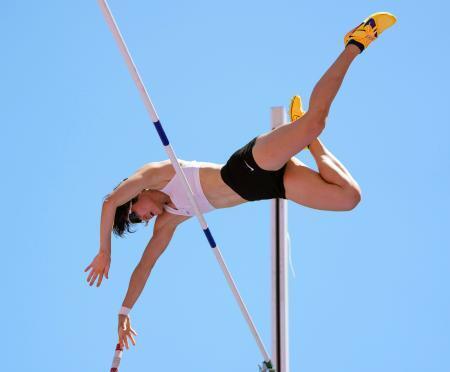 　女子棒高跳び　４メートル５０をクリアする諸田実咲。日本新記録で優勝＝ヤンマースタジアム長居