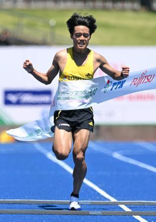 　男子　１時間１分３１秒で初優勝した四釜峻佑＝弘進ゴムアスリートパーク仙台