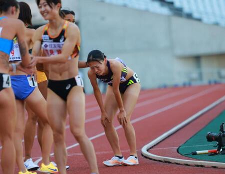 女子８００ｍタイム決勝３組に登場した久保凛（右端）＝撮影・石湯恒介