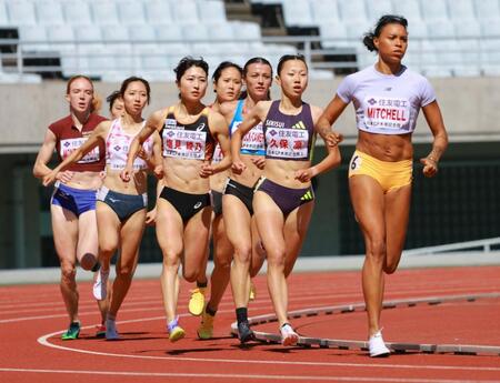 女子ｍタイム決勝３組に登場した久保凛（右から２人目）＝撮影・石湯恒介