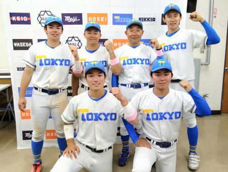 　法大に連勝し、２０１７年秋以来の勝ち点を喜ぶ東大の大久保監督（後列右から２人目）と選手たち＝神宮