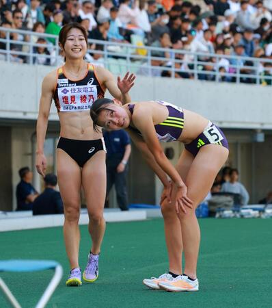 レースを終えた久保凛（右）＝撮影・石湯恒介